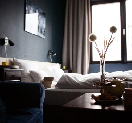 Łóżka tapicerowane na wymiar do jakiego stylu sypialni pasują