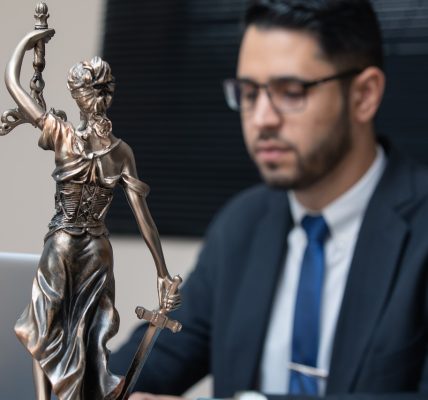 Zaangażuj adwokata - odkryj szeroki zakres pomocy prawnej