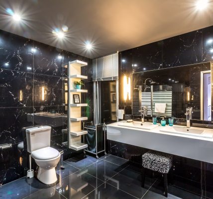 Łazienka w stylu glamour – jak stworzyć przestrzeń pełną luksusu i elegancji